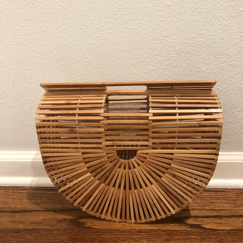 Arc clutch purse